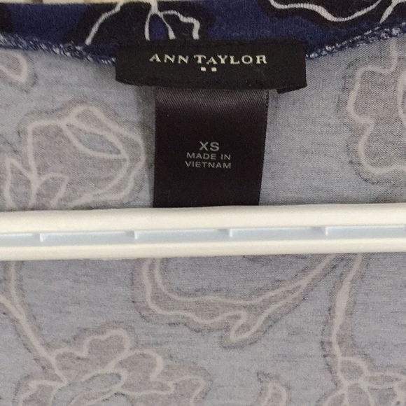 🌼Ann Taylor  scoop neck print top - Picture 2 of 8